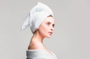 Göz bandı takan bir kadın. Genç, saf, güzel, nazik kadın göz bantlarıyla cildine iyi bak.