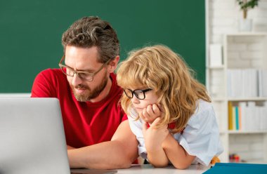 Okula dönelim. Okul çocuğu ve öğretmeni sınıfta öğreniyor.