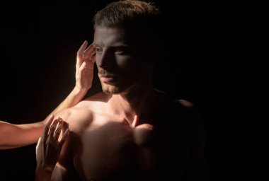 Güzel, genç bir aşığın yakın yüzü. Aşık bir adam. Kucaklayan, romantizm ve şefkat dolu.