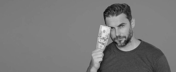 Человек с деньгами. Банкноты по 100 долларов. Портрет человека с деньгами. Долларовые векселя, кредит, интернет-банкинг