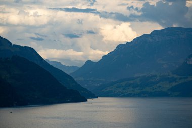 Alp dağları ve İsviçre 'deki gibi. Yaz boyunca İsviçre Alp dağlarında yürüyüş, İsviçre 'de yürüyüş parkuru. İsviçre Alplerinde bir göl. İsviçre 'nin doğası ve dağları panoramik