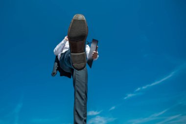 İşadamı git ve gökyüzüne çık. Sonraki adımlar. İş Tutkuları konsepti. Hedef iş başarı stratejisi. Yaratıcı büyüme. Büyüyen iş başarısı süreci. Adımlar ileri. Adım adım.