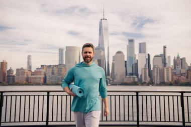 Atletik Olgun Formda Adam şehir dışında egzersiz yapıyor. New York 'ta antrenman yapan mutlu bir adam. Formda kalma, enerji ve sağlıklı egzersiz eğitimi için kıdemli koşucu motivasyonu. Spor, spor ve egzersiz.