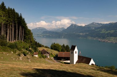 Alp Dağları ve İsviçre gibi. İsviçre 'de Alpler doğası. İsviçre Alpleri. Alplerdeki doğal panoramik. İsviçre göllerinin doğası. İsviçre manzarası. Doğa arkaplanı