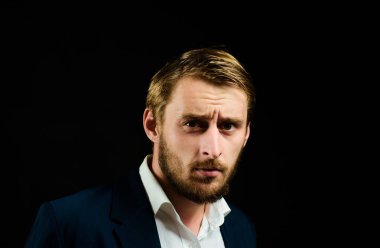 Zarif giyinmiş seksi erkek manken, erkek modası.