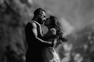 Romantik bir öpücük. Aşık çift öpüşüyor. Tutkulu bir öpücük. Romantik bir an. Şefkatli aşıklar öpüşüyor. Çift kucaklaşır ve öpüşür. Gerçek aşk. Aşk öpücüğü. Rüya gibi bir öpücük. Romantik bir jest. Öpücük içinde aşk