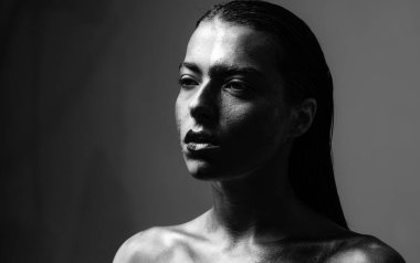 Spa ve sağlıklı yaşam. Altın maske. Lüks güzellik prosedürü. Saf altın. Altın bayan mankeni. Vogue konsepti. Altın ten. Makyaj ve vücut sanatı ile çekici kadın güzel yüz metallized renk.