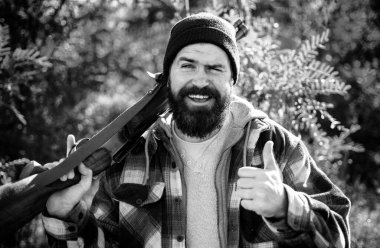 Ormandaki iyi avlar. Açık ve kapalı av sezonu. Hunter avı av tüfeği silahla. Hamdsome avcı portresi