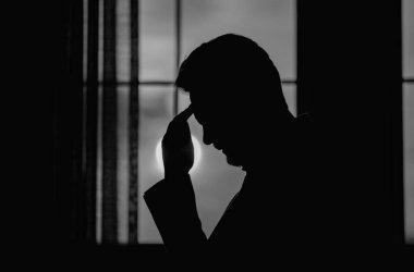 Stresli iş adamının ev ofisinde başı ağrıyor. Yorgun iş adamı fazla mesai yapıyor ve başı ağrıyor. Son sınıf öğrencisinin portresi baş ağrısından muzdarip. Aşırı çalışmaktan migren ağrısı, iş yerinde zor.