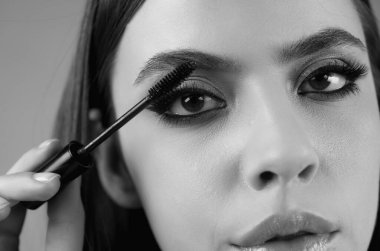 Mükemmel kaşlar. Kadının kaş makyajı yaptırmasına yakın çekim. Makro kaşına fırçayla kozmetik uyguluyordu. Mükemmel bir kaş şekli, kahverengi göz farı ve uzun kirpikleri. Güzellik konsepti