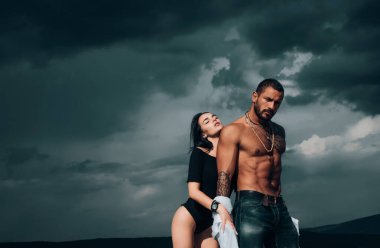 Aşık şehvetli bir çift. Tutku ve şehvetli dokunuş. Romantik ve aşk dolu. Samimi ilişki ve cinsel ilişki. Baskın adam. Seni seviyorum. Aşık çift gökyüzünde