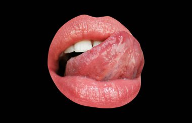 Kırmızı dişi dudakları ve izole edilmiş dili olan açık bir ağız.