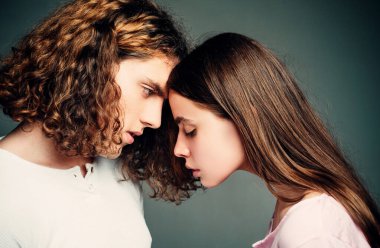 Güzel, tutkulu bir çift. Romantik ve aşk dolu. - Genç. Güzel genç bir çift. Portreyi kapat. Uzun esmer saçlı, yakışıklı, kaslı vücutlu, esmer bir adamla poz veren güzel bir kadın.