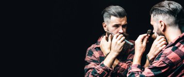 Klasik uzun sakallı sakallı sakallı eşcinsel. Klasik jileti olan berber, berber dükkanı. Berber dükkanında tıraş olmak. Bıyıklı adamlar. Şablon web pankartı tasarımı. Kuaför salonu için yatay pankart