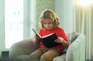 Eğitim kavramı, çocukluk, kitap okuma, sanat eseri, ilham. Genç çocuk evde yalnız kırmızı kitap, çocukluk