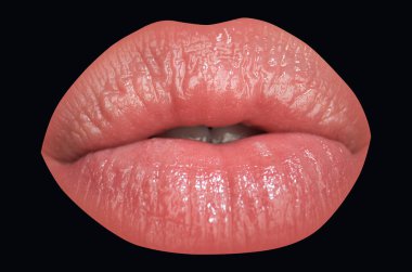 Yakın plan mükemmel doğal dudak. Dudaklarını kapat. Makro dudaklar, siyahta izole edilmiş. Güzel genç bayan Dudaklar