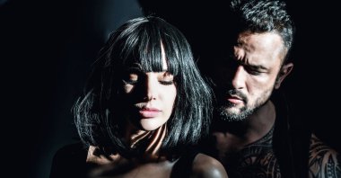 Hassas bir tutkuyla şehvetli bir çift. Güzel, şehvetli bir kadın ve seksi bir adam, yüz portresini yakın çekim. Şehvetli çift tutkuyla kucaklaşıyor. Seksi çift yaşam tarzı anı. Hoş bir adam ve kadın