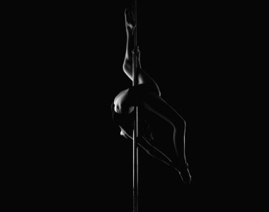 Polonyalı dansçı. Seksi kız direk dansında jimnastik yapıyor. Kutup dansı sporun popüler bir şekli haline geldi. Esneklik geriliyor. Direk dansı. Pylon dans gücü, esneklik ve zarafet.