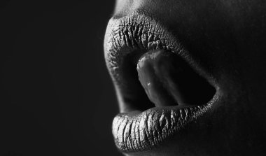 Seksi dil yalayan dudaklar. Seksi dudak için parlak bir tarz. Şehvetli kadın dudakları. Şatafatlı altın ağız. Parlak altın dudaklar. Altın boyalı altın dudaklar veya metalik ruj
