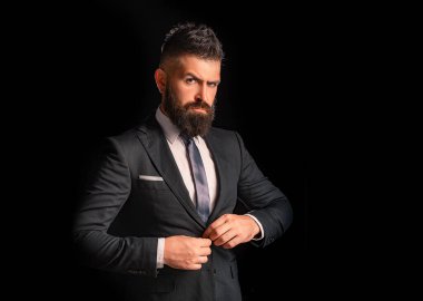 İş tarzı. Yakışıklı delikanlı iş takım elbiseli. Siyah izole zarif yakışıklı iş adamı. Kendinden emin ve başarılı