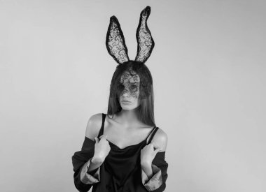 Tavşan kulaklı seksi kadın. Paskalya tavşanı stüdyo arka planında izole edilmiş. Tatiller, bahar ve parti konsepti. Paskalyayı kutlayan tavşan kulaklı güzel, şehvetli bir kızın portresi.