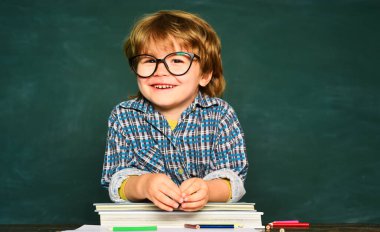 Özel okul. Önce eğitim. Okul ve eğitim kavramı. Çocuk okulu. Harika bir çalışma başarısı. Evde öğreniyorum..