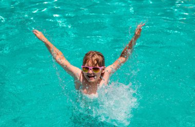 Yaz yüzme ve rahatlama, havuz kenarında ringde yüzme. Mutlu çocuk yüzme havuzunda oynuyor. Yaz tatili