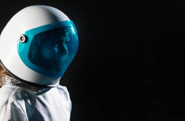 Astronotçuluk oynayan çocuk portresi, küçük uzay adamı