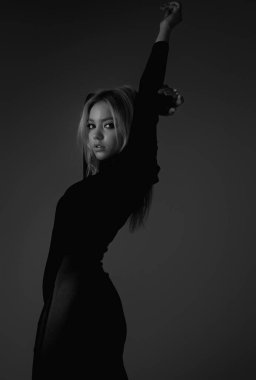 Seksi kadın yüzü. Seksi, ince vücutlu, seksi sarışın bir kadın. Güzel seksi model. Güzel kadın yüzü. Şehvetli kız, seksi model portresi. Doğal güzellik.