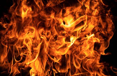 Yangın alevleri siyah arka planda izole edildi. Ateş yakma alevi izole, yanan sanat tasarımı kavramı ve metin için boşluk