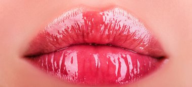 Doğal güzellik dudakları. Pembe rujlu seksi kadın dudakları. Şehvetli kadınlar ağızlarını açar. Parlak rujlu kırmızı dudak. Yaklaş, güzel ağızlı makro. Kız ruju