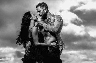 Şehvetli aşıkların seksi anları. Birbirine aşık romantik bir çift. Erkeğin kadını şefkatle kucaklaması. Şehvetli bir aşk yaşayan seksi bir çift. Ön sevişme ve aşk oyunları. Seksi baştan çıkarma. Erotik çift