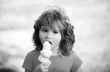 Kafkas çocuk dondurma yiyor, portre yakın çekim. Çocuk yüzü