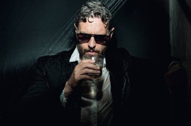 Sarhoş iş adamı. Banyodaki partiden sonra takım elbiseli namussuz adam. Gece kulübünde partiden sonra viski içen bir adam. Alkol ve uyuşturucu kavramı. Stresli iş adamı duş altında