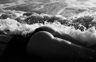 Seksi kadın yaz kumsalında dinleniyor.