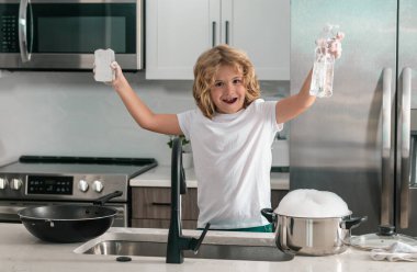 Mutfakta bulaşık yıkama konusunda heyecanlı çocuk yardımı