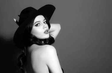 Siyah şapkalı manken. Zarif kadın. Eski moda. Şehvetli baştan çıkarıcı moda kızı