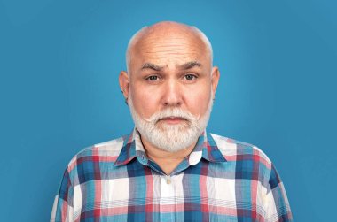 Stüdyonun arka planında izole edilmiş gri sakallı, olgun, son sınıf öğrencisinin duygusal portresi. Üzgün yüzler.