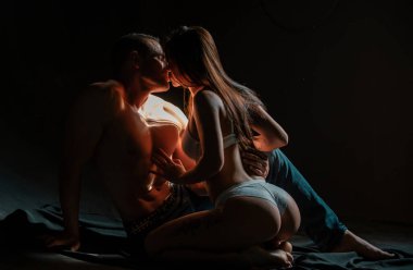 Seksi aşıklar. Aşk yaşayan romantik çift, aşkı hisseden kadın ve erkek, aşktan zevk alır. Hoş bir çift.