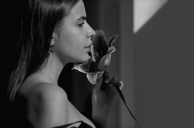 Lily 'nin yanındaki güzel kız. Güzel şehvetli kadın çiçekleri, stüdyo yakın portre