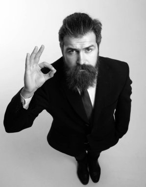 Takım elbiseli komik yakışıklı iş adamı, geniş açılı. İşletme. Harika fikir.