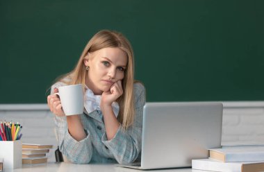 Öğrenci sınava hazırlanıyor ve dersler öğreniyor, sınıfta kahve ya da çay içiyor