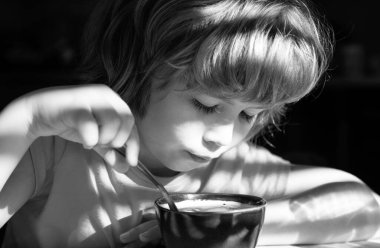 Çocuk maması. Çocuk çorba içiyor. Çocuklar için sağlıklı beslenme. Organik ev yemekleri.