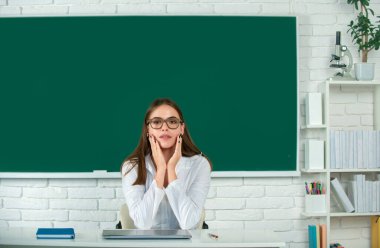 Üniversitede bayan öğrenci, okul eğitimi, üniversite sınıfında okuyan genç bir kadın. Sınıfta sürpriz öğrenci. İnanılmaz liseli kız.