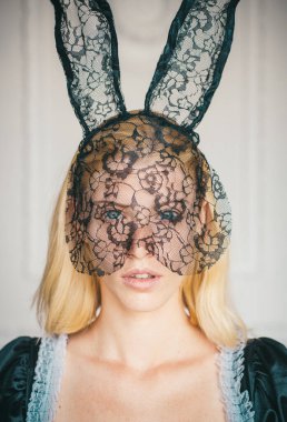 Tavşan kulakları giyen çekici genç kadın. Beyaz bir arka plan üzerinde güzel şehvetli kadın moda portre. İfade yüz. Tavşan Paskalya