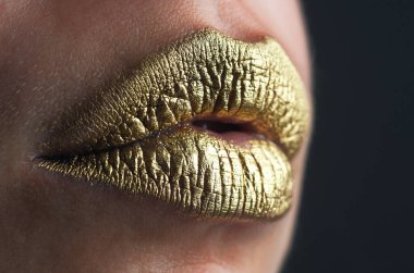Altın parıltı efektli dudak simgesi. Şehvetli bir ağız. Altın rujdaki öpücüğün sembolü. Cazibeli altın ağızlı. Dudaklarında altın boya var. Altın dudaklar, şehvetli kadın ağzı. Metalik gövde. Altın kavram