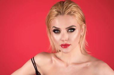 Gözler makyaj, dolgun dudaklarda kırmızı ruj. Dudaklarında kırmızı ruj olan güzel bir kadın. Güzel kız doğal makyajı. Sağlıklı ciltli güzel bir kadın yüzü. Şehvetli kadın manken derisi