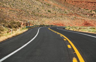 Amerikan yol gezisi. Yazın akşamları kayalık ve asfalt yollu manzara.