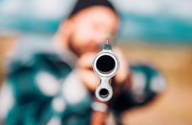 Silah varil. Hunter avı av tüfeği silahla. Açık ve kapalı av sezonu. Büyük oyun. Bulun. Metin için yer kopyalayın