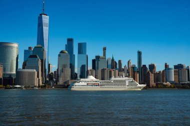 Amerika Birleşik Devletleri 'nin New York şehrinin ufuk çizgisi. İkonik binalarla mavi gökyüzü günü. New York City Manhattan Şehir Merkezi Skyline, Jersey City, ABD
